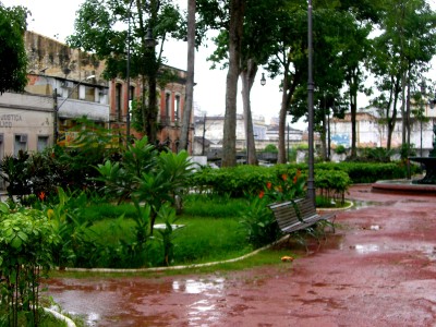 Hier in Aparecida ist der älteste Platz von Manaus, die Sanierung der Häuser kommt nicht voran, da sie über einem alten Indianerfriedhof liegen