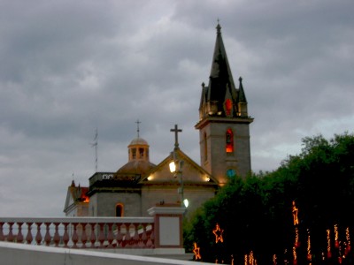 Die Kirche Sao Sebastiao am gleichnamigen Platz vor dem Theater ist eine Mixtour verschiedener Baustile