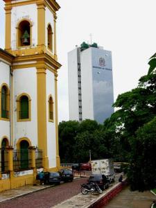 Igreja Matriz - Die alte Kirche und das moderne Ministerio de Fazenda
