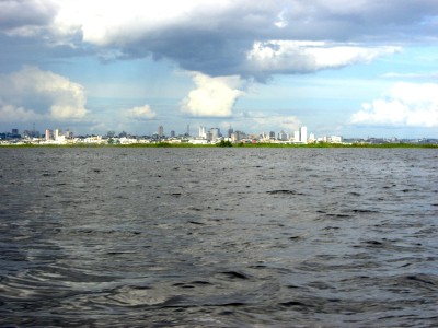 6 - 8 km breit ist der Rio Negro vor Manaus