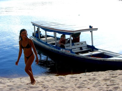 Mit dem Touristenboot unterwegs zu einsamen Stränden am Rio Negro