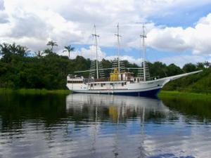 historisches Segelschiff fuer Touristen am Rio Negro